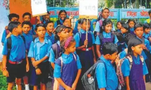 एक शिक्षक को हुआ ब्रेन हैमरेज, दूसरा लकवा से पीड़ित... बच्चों ने स्कूल के सामने धरना देकर किया प्रदर्शन