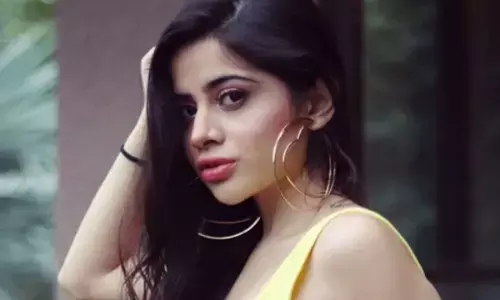 उर्फी जावेद ने बना ली ऐसी ड्रेस, गिराई बिजली... यूजर्स बोले- और कितना गिरोगी...