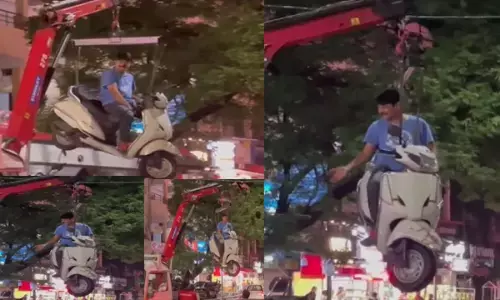 VIDEO: ट्रैफिक पुलिस ने स्कूटी के साथ ही हवा में लटकाया, NO पार्किंग जोन में खड़ा था शख्स... देखें