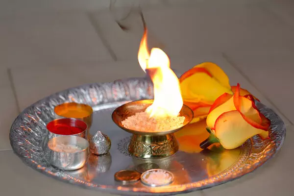 कपूर का महत्व: पूजा में करें इसका इस्तेमाल, घर में छा जाएंगी खुशियां कपूर का महत्व: पूजा में करें इसका इस्तेमाल, घर में छा जाएंगी खुशियां