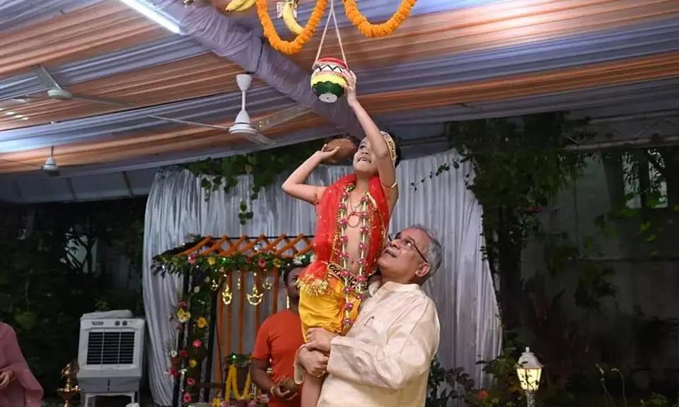 फोटो: CM का पैतृक निवास हुआ कृष्णभक्ति में सराबोर, नाती के साथ भूपेश बघेल ने फोड़ी मटकी