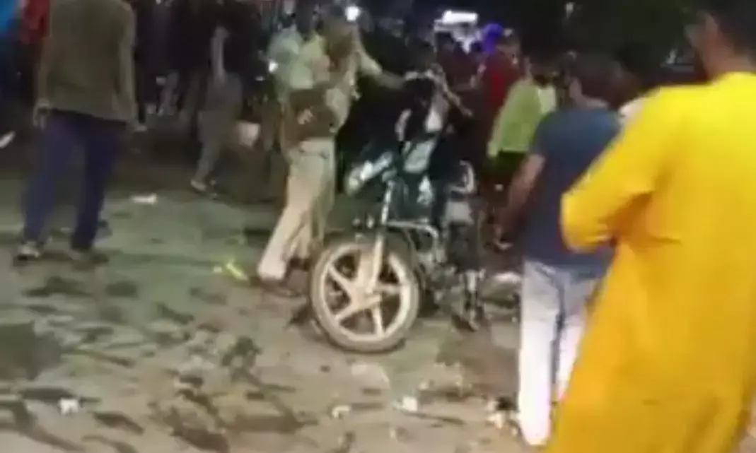 सीजी न्यूज़:- भीड़ भरे बाजार में युवक दिखा रहा था स्टंट, तभी पहुंच गई पुलिस...और फिर युवक को जड़े कई थप्पड़