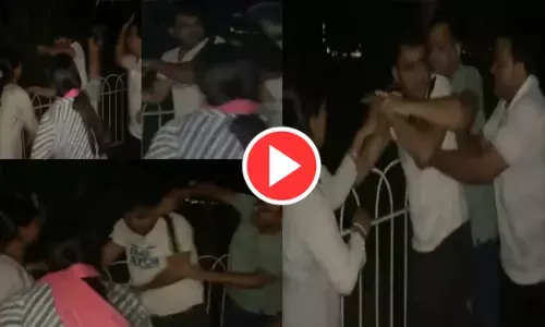 BJP नेता की पिटाई: प्रेमिका का जन्मदिन माना रहे भाजपा नेता और गर्लफ्रेंड को पत्नी ने चप्पलों से पीटा, बाल पकड़कर घसीटा... देखें वीडियो