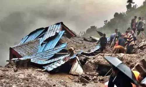 दर्दनाक: घर पर मलबा गिरने से एक परिवार के 8 लोगों की मौत, मां से लिपटे मिले बच्चों के शव...