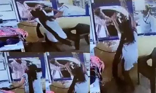 टोल प्लाजा पर दबंगई: टोल प्लाजा में महिला कर्मचारी से की मारपीट, थप्पड़ मारने का VIDEO वायरल...