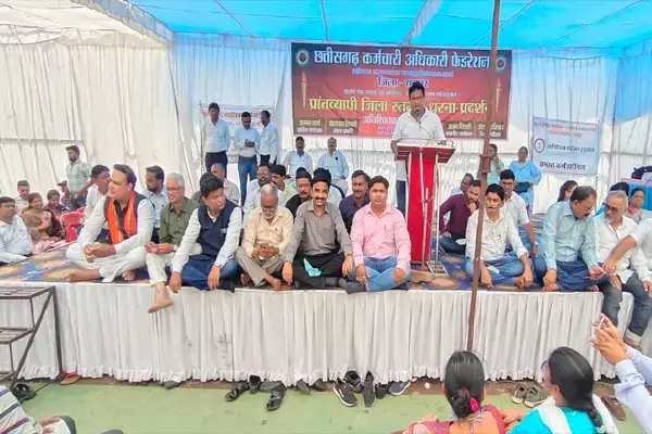 DA अनिश्चितकालीन हड़ताल: फेडरेशन के आह्वान पर कर्मचारी अधिकारियों के हड़ताल का पहला दिन... जिला न्यायालय, राजस्व न्यायालय के कर्मचारी भी रहे शामिल...