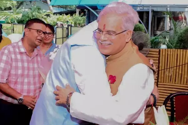 अच्छी तस्वीर: मंत्री टीएस सिंहदेव ने सीएम भूपेश को गले मिलकर दी जन्मदिन की बधाई, बोले...बहुत-बहुत...