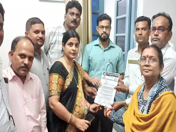 महिला शिक्षिकाओं को धमकाने वाले लिपिक की गिरफ्तारी की मांग, हड़ताल में नहीं रहने पर की अभद्रता