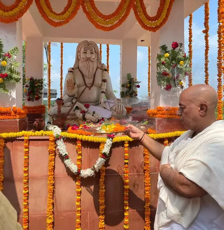 बाबा कीनाराम की प्रतिमा का अनावरण, बाबा संभव राम बोले, महापुरुषों का स्थान अवर्णीय होता है बाबा कीनाराम की प्रतिमा का अनावरण, बाबा संभव राम बोले, महापुरुषों का स्थान अवर्णीय होता है