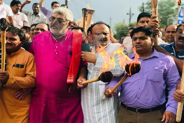 कर्मचारी हड़ताल: मशाल रैली निकालकर कर्मचारियों ने दिखाई ताकत, अब मंत्री-सांसद, विधायकों के घर जाकर सौपेंगे ज्ञापन...