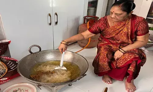 CG News- फोटो: मिसेज सीएम तीजा पर ठेठ अंदाज़ में ठेठरी और खुरमी बनाते हुए, सीएम भूपेश ने श्रीमतीजी की तारीफ में किया ये ट्वीट...