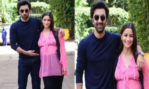 आलिया भट्ट बेबी बंप का VIDEO: ट्रांसपेरेंट ड्रेस में आलिया भट्ट ने दिखाया अपना बेबी बंप, पति रणबीर के साथ दिए रोमांटिक पोज...