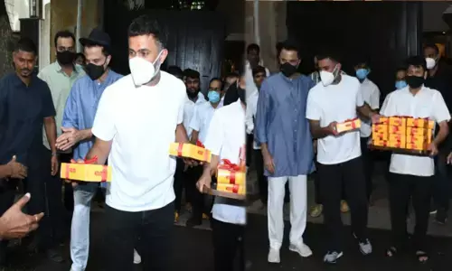 कपूर परिवार में खुशियों का माहौल: अस्पताल से डिस्चार्ज हुईं सोनम कपूर, नाना अनिल कपूर ने बांटी मिठाई... देखिए