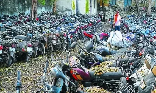 गाड़ियों की नीलामी से राज्य के खजाने में 64 लाख,  915 वाहनों की हुई नीलामी...