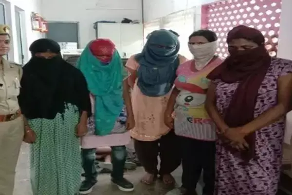 सेक्स रैकेट खुलासा: मोहल्ले में चल रहा था देहव्यापार, छापा मारने पहुंची पुलिस, घर के अंदर का नजारा देख रह गई हैरान...