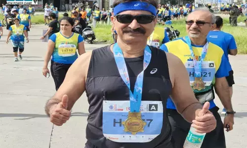 67 साल के जवानः फोटो को गौर से देखिए...इस रिटायर आईएएस पर न उम्र का असर, न हौसले की कमी, 21 किलोमीटर का मैराथन बिना रुके किया कंप्लीट