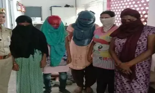 सेक्स रैकेट खुलासा: मोहल्ले में चल रहा था देहव्यापार, छापा मारने पहुंची पुलिस, घर के अंदर का नजारा देख रह गई हैरान...