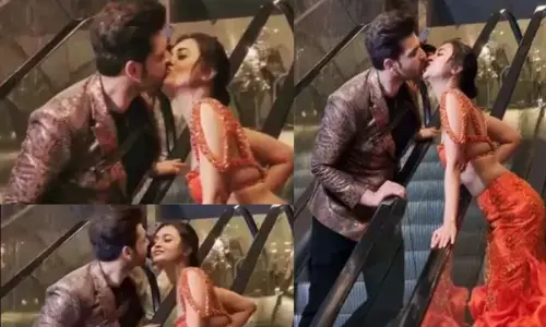 Tejasswi Prakash Karan Kundrra Video: करण- तेजस्वी प्रकाश ने लिफ्ट पर किया KISS, VIDEO हुआ वायरल... देखें