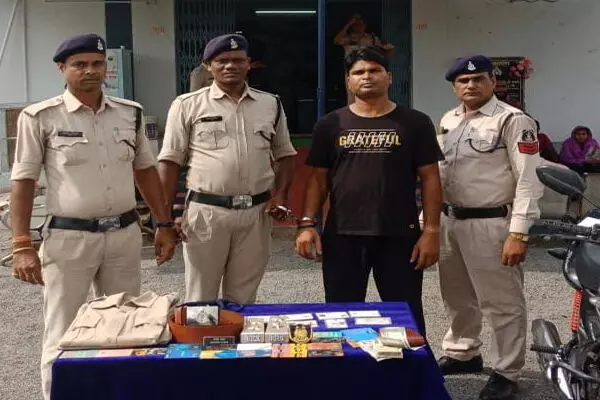 CG में वसूलीबाज सब इंस्पेक्टर!... पुलिस की वर्दी पहन लोगों से करने लगा वसूली, हुआ गिरफ्तार... जाने क्या है पूरा माजरा CG में वसूलीबाज सब इंस्पेक्टर!... पुलिस की वर्दी पहन लोगों से करने लगा वसूली, हुआ गिरफ्तार... जाने क्या है पूरा माजरा