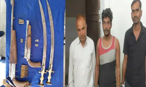 गांजे की सूचना पर पहुंची पुलिस को मिला देशी कट्टा, जिंदा कारतूस और 2 तलवार...3 आरोपी गिरफ्तार