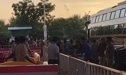 वीडियो- ब्रेकिंग न्यूज: झारखंड के विधायक स्पेशल फ्लाइट से पहुंचे रायपुर, बस से होटल हुए रवाना