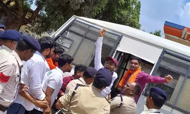 BJYM कार्यकर्ता गिरफ्तार: सीएम को काले झंडे दिखाने की कोशिश...पुलिस ने भाजयुमो कार्यकर्ताओं को गिरफ्तार किया