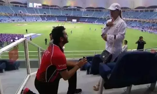 Asia Cup 2022 IND VS HK: मैच के दौरान रोमांटिक नजारा, स्टेडियम में गर्लफ्रेंड को किया प्रपोज.... इस खिलाड़ी ने लूटी महफिल