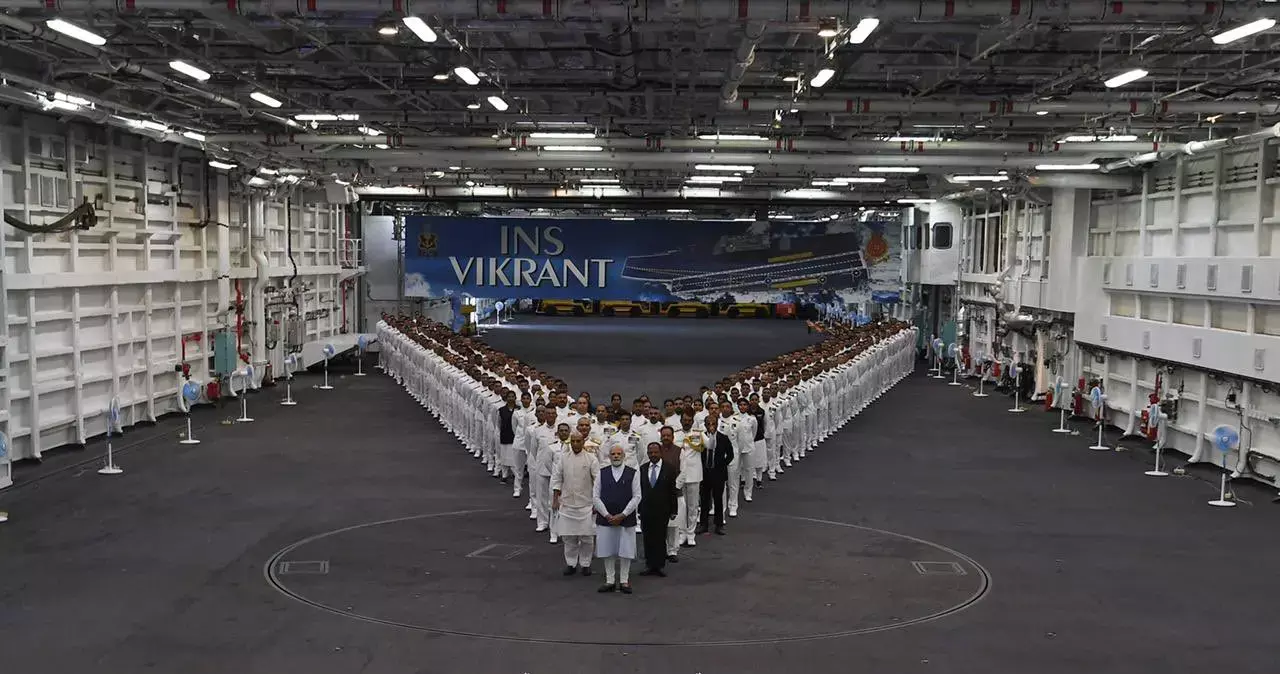 INDIA का V फॉर VIKRANT: देश के समुद्री इतिहास के सबसे बड़े स्वदेशी विमानवाहक पोत का किया जलावतरण...जानें क्या है खूबियां