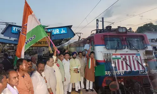 महंगाई के खिलाफ महा प्रदर्शन में हिस्सा लेने स्पेशल ट्रेन से दिल्ली रवाना हुए कांग्रेसी