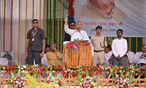 रेवड़ी Vs रबड़ी: सीएम भूपेश बघेल ने केंद्र सरकार को घेरा... देखें रेवड़ी की तुलना क्यों की रबड़ी से...