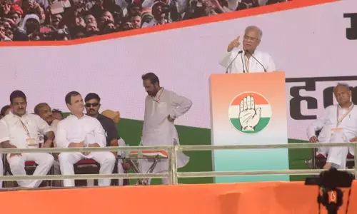 महंगाई के खिलाफ हल्ला बोल: रामलीला मैदान से सीएम भूपेश बोले- उद्योगपतियों का लाखों-करोड़ों माफ करना रेवड़ी नहीं, रबड़ी है