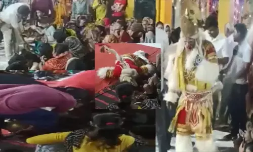 हनुमानजी के भेष में डांस करते-करते अचानक गिरा युवक, हुई मौत...देखें लाइव मौत का वीडियो