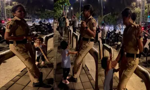 Viral Video: महिला पुलिस से डंडे छीनने लगी मासूम बच्ची, VIDEO देखकर लोगों बोले- बेहद नादान...