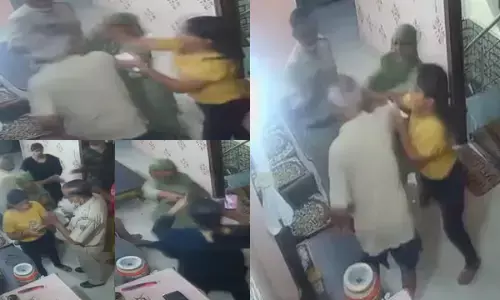 महिला पुलिस अधिकारी की ये हरकत: अपने ससुर को बेरहमी से पीटा, लात घूंसे भी बरसाए... VIDEO वायरल होने के बाद FIR दर्ज