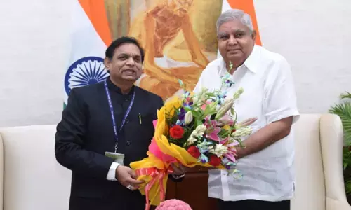 कुलपति प्रो. चक्रवाल ने उप-राष्ट्रपति जगदीप धनखड़ से की मुलाकात, बिरसा मुंडा पर खुद की संपादित पुस्तक की भेंट