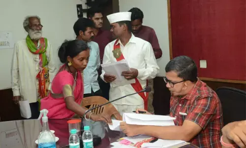 कलेक्टर झा ने जनचौपाल में आये प्रकरणों के त्वरित निराकरण के दिए निर्देश