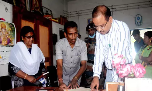 डॉक्टर को नोटिस: शिक्षकों की अनुपस्थिति से नाराज कलेक्टर रजिस्टर भी साथ ले गए...बोले-आप लोग समझते क्यों नही..हड़ताल है क्या