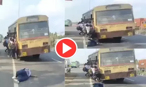 OMG-भीड़भाड़ वाली बस से गिरा स्कूली छात्र, ठूंस-ठूंसकर बस में भरे थे बच्चे, देखें वीडियो...