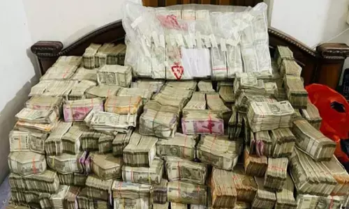 फिर मिला नोटों का जखीरा, व्यापारी के घर ED की छापेमारी, 17 करोड़ बरामद,   नोट गिनने मंगवानी पड़ी 8 मशीनें