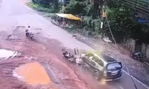 Chhattisgarh News: OMG-दिल दहला देने वाला एक्सीडेंट: तेज रफ्तार कार ने बाइक को मारी जोरदार टक्कर, देखें वीडियो...