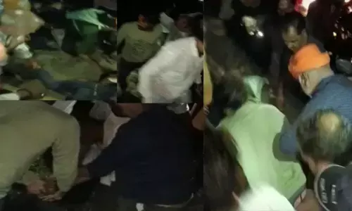 VIDEO- युवक की चप्पलों से पिटाई: युवती से छेड़छाड़ कर दिया धक्का, लोगों ने जमकर की पिटाई, पुलिस ने किया गिरफ्तार...