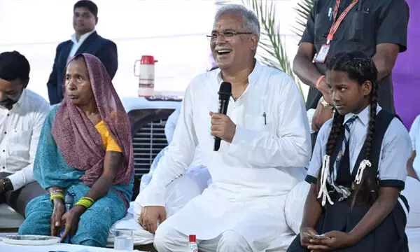 बारिश में भींग रही स्कूली छात्रा को CM भूपेश ने अपने बगल में बिठाया, छात्रा के मामा के इलाज का पूरा खर्च उठाने का किया वायदा बारिश में भींग रही स्कूली छात्रा को CM भूपेश ने अपने बगल में बिठाया, छात्रा के मामा के इलाज का पूरा खर्च उठाने का किया वायदा