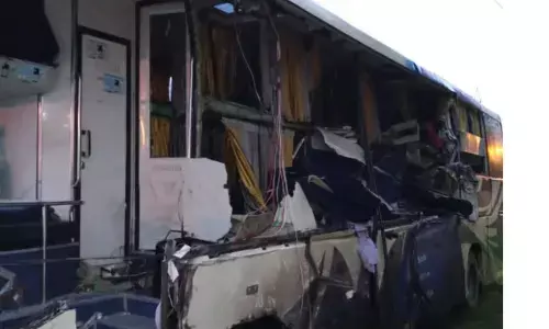 7 की मौत: छत्तीसगढ़ में खड़ी ट्रेलर से यात्री बस टकराई, 7 यात्रियों की मौत, दर्जन भर घायल