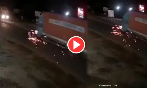 दिल दहला देने वाला VIDEO: 2 किलोमीटर तक कार को घसीटते हुए ले गया कंटेनर, 4 लोग थे सवार... फिर हुआ ऐसा...