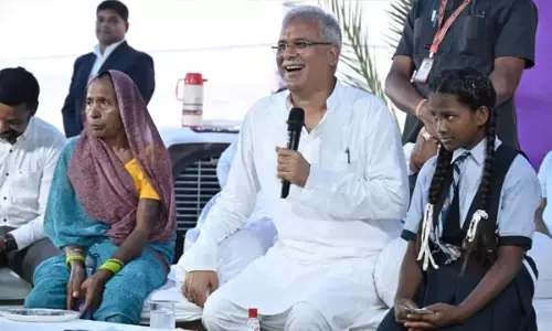 बारिश में भींग रही स्कूली छात्रा को CM भूपेश ने अपने बगल में बिठाया, छात्रा के मामा के इलाज का पूरा खर्च उठाने का किया वायदा