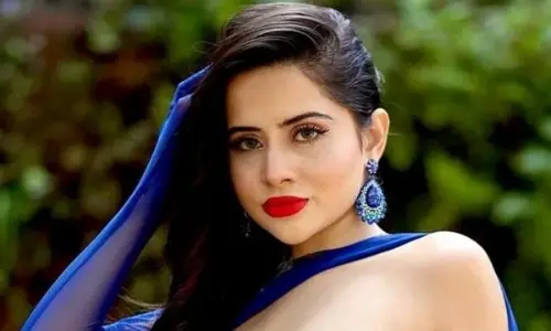 उर्फी ने अब तो हद ही कर दी!, मोबाइल-चार्जर से बनाई ऐसी ड्रेस, यूजर्स बोले- अब ये कौन सी पागलपंती है...