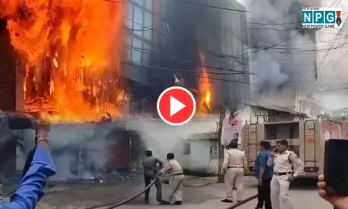 ATM मशीन में लगी भीषण आग, पलभर में एटीएम मशीन जलकर हुई खाक...देखें वीडियो...