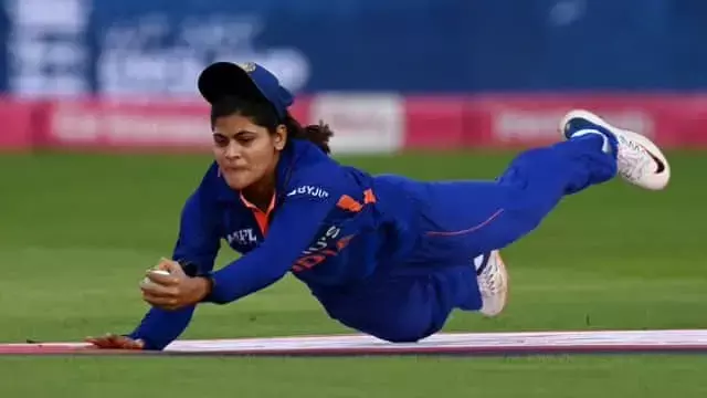 ENG W vs IND W: राधा यादव ने अपनी शानदार बल्लेबाजी दिखाई ,जिसमे उन्होंने हवा में डाइव लगाकर किया कैच