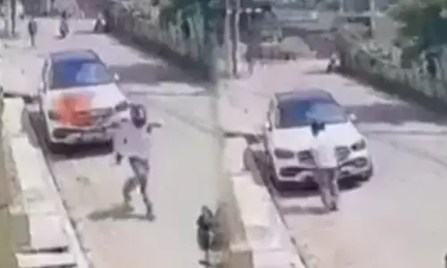 Video मर्सिडीज में लगाई आग: टाइल्स लगाने के पैसे नहीं दिए तो मिस्त्री ने पेट्रोल छिड़ककर कार में लगाई आग, गिरफ्तार