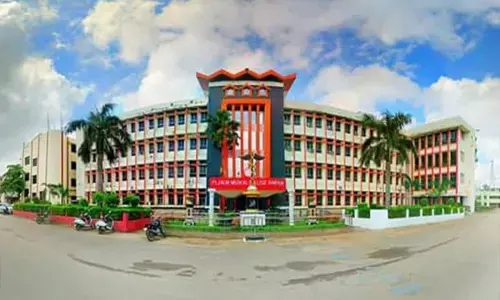 Raipur News: रायपुर मेडिकल कॉलेज में जूनियरों के साथ रैगिंग, 50 छात्रों का करवाया मुंडन, छात्राओं को तेल लगाने और फोटो मंगवाया